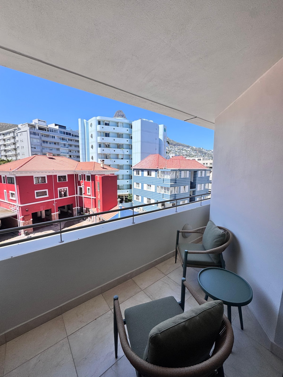Elegant 1 bedroom in vibrant Sea Point – photo 1